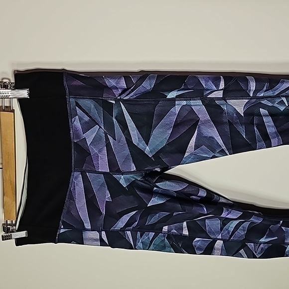 Lululemon purple and black size 8 athletic cropped leggings - Picture 2 of 8